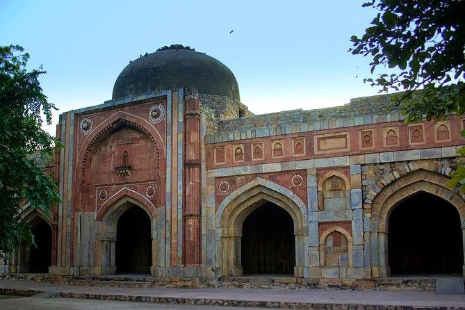 Before Delhi became Delhi it was Mehrauli - Walk Through The Archeological Park - The Dargah of Bakhtiyar Kaki and Rakon ki Baoli