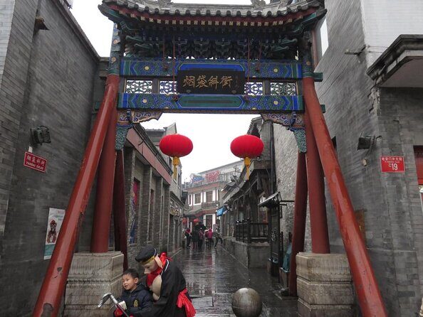 Beijing Hutong Night Tour with Yunnan Style Dinner and Chartered Boat Ride at Houhai Lake - Key Points