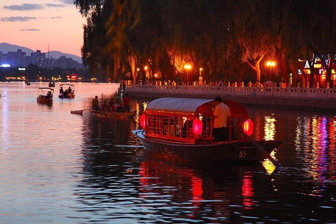 Beijing Hutong Night Tour with Yunnan Style Dinner and Chartered Boat Ride at Houhai Lake - The Experience in Detail