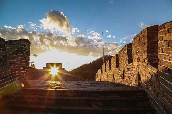 Beijing Private Tour of Mutianyu Great Wall, Jingshan Park and Acrobatic Show - Key Points