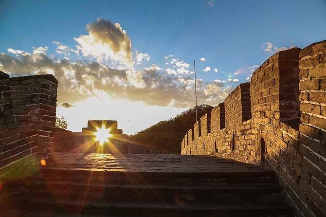 Beijing Private Tour of Mutianyu Great Wall, Jingshan Park and Acrobatic Show - The Full Experience: Breaking Down the Day
