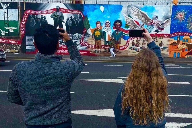 Belfast Black Taxi Tour of Murals and Peace Walls 2 hours - The Sum Up