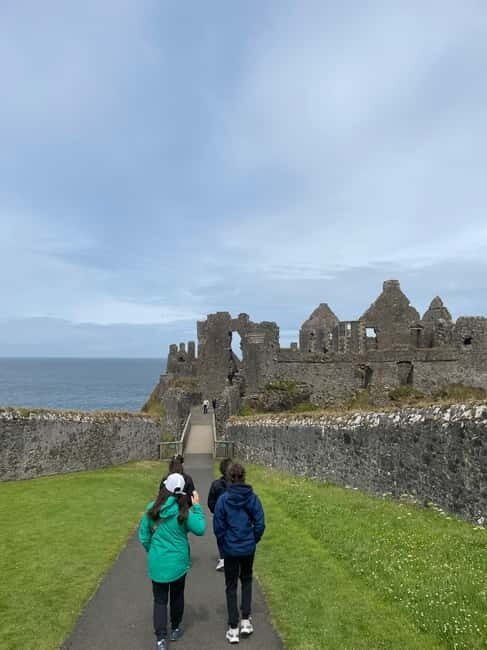 Belfast city & Giants Causeway 16 PAX private Tour - Key Points