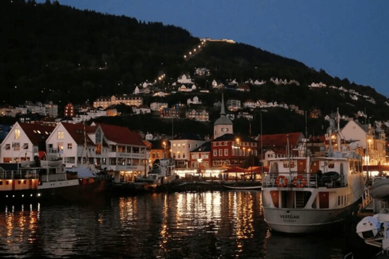 Bergen: Christmas Market and City Highlights Walking Tour - Key Points
