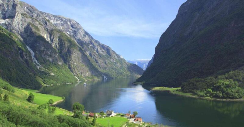 Bergen: Private Day Tour, Nærøyfjord Cruise and Flåm Railway - Who Should Consider This Tour?