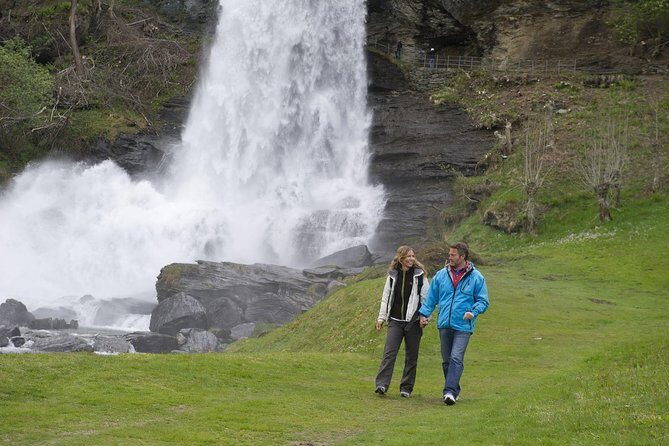 Bergen: Private Full-Day Roundtrip to Hardangerfjord with cruise - Øvre Eidfjord and the Hardangervidda Nature Centre