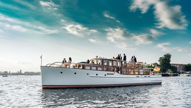 Berlin: 1h Boutiquestyle-Cruise on the Electric FITZGERALD - Starting Points & Comfort