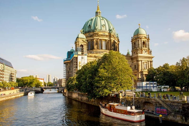 Berlin: 1h Boutiquestyle-Cruise on the Electric FITZGERALD - Relaxation & Atmosphere