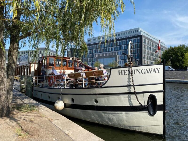 Berlin: 1h Boutiquestyle-Cruise on the Historic HEMINGWAY - Key Points