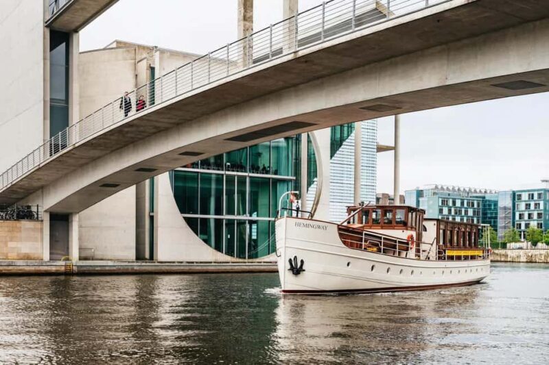 Berlin: 1h Boutiquestyle-Cruise on the Historic HEMINGWAY - Who Will Love This Tour?