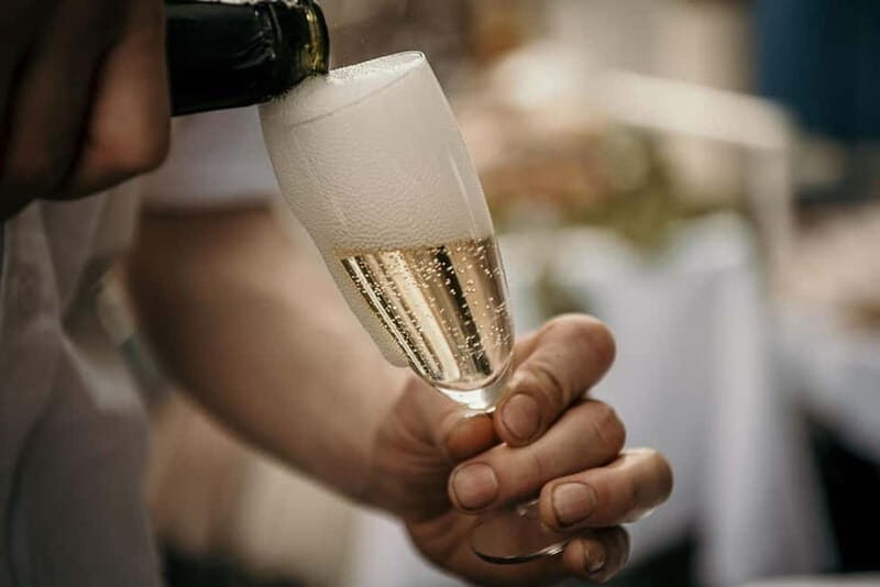 Berlin: 2.5-Hour Beer & Sunset Sightseeing Boat Cruise - Food, Drinks, and What’s Included