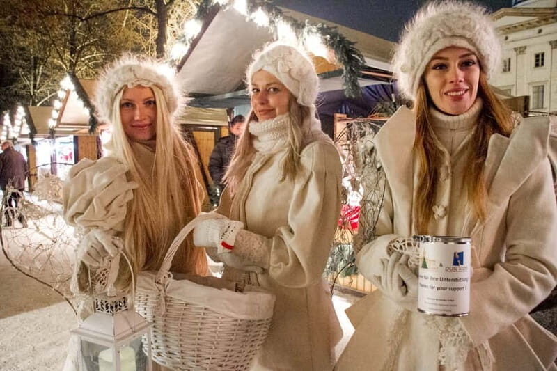 Berlin: 2-Hour Christmas Lights Bus Tour incl. Mulled Wine - Authentic Experiences and Review Insights