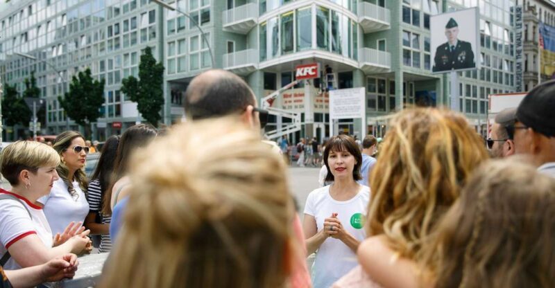 Berlin: 4-Hour Guided Highlights Tour in Spanish - Key Points