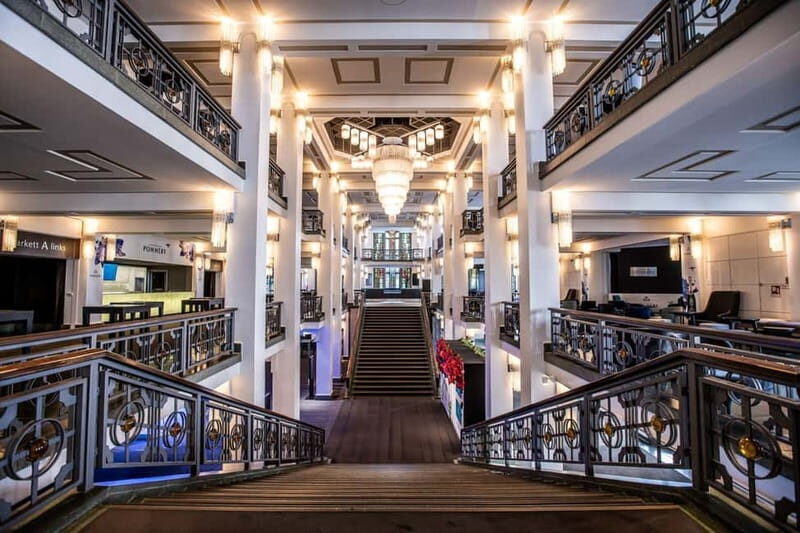 Berlin: BLINDED by DELIGHT Grand Show Friedrichstadt-Palast - Performance Quality and Stagecraft