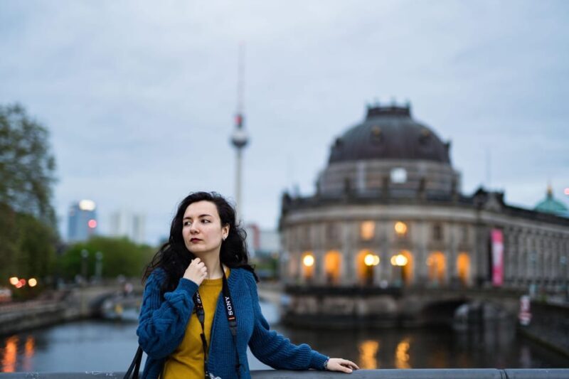 Berlin by Night: Private Photoshoot at Illuminated Cityscape - An In-Depth Look at the Tour