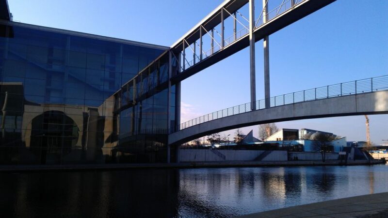 Berlin: Government District around the Reichstag Guided Tour - The Experience & Atmosphere