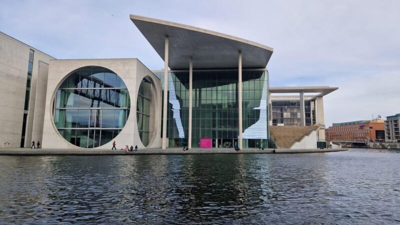 Berlin: Guided Walking Tour around the Reichstag - An Honest Look at the Guided Walking Tour in Berlin