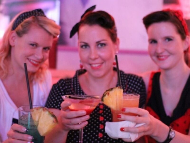 Berlin: Knutschfleck Ticket with Variety Show and Dinner - The Show – Dazzling Performances & Artistic Flair