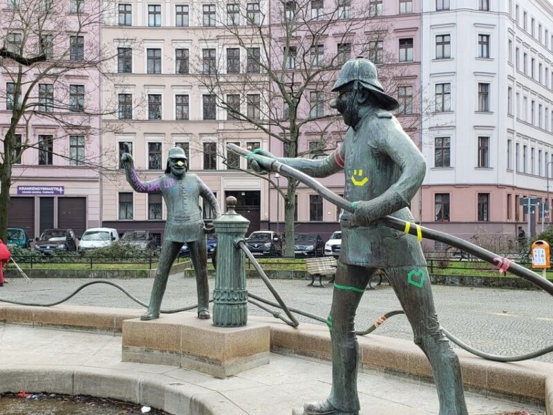 Berlin: Private tour through the district of Kreuzberg - Key Points