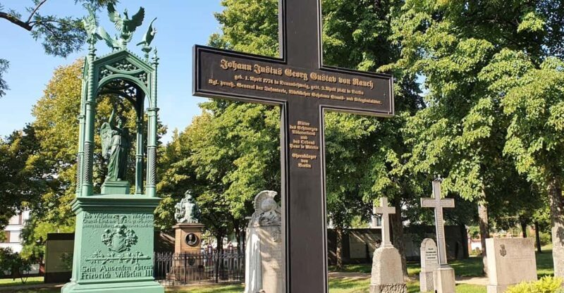Berlin: Tour through the Invalids' Cemetery - An In-depth Look at the Invalids Cemetery Tour