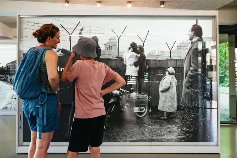 Berlin: Wall Tour Fates, Love Stories, and Heroes - FAQ