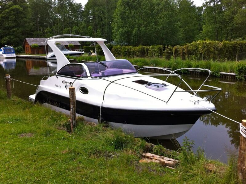 Berlin:Guided South Berlin Yacht Tour with Swim Stop (relax) - Key Points