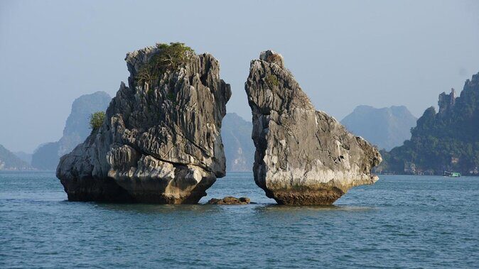 BEST SELLER - Halong 5 Star Day Cruise: Buffet, Wine & Jacuzzi - Key Points