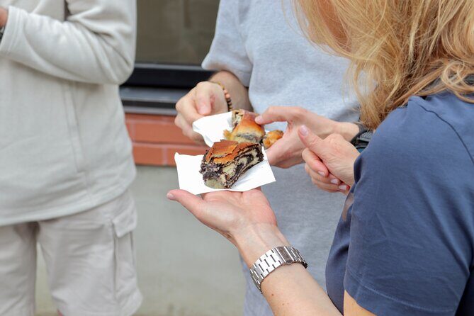 Beyond the Bagel: Montreal Jewish Food Walking Tour - Exploring the Itinerary in Detail