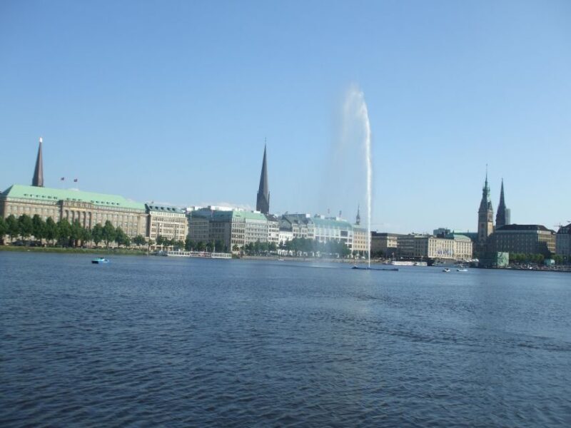 Bike tour around the Alster - Celebs, water, and nature - FAQ