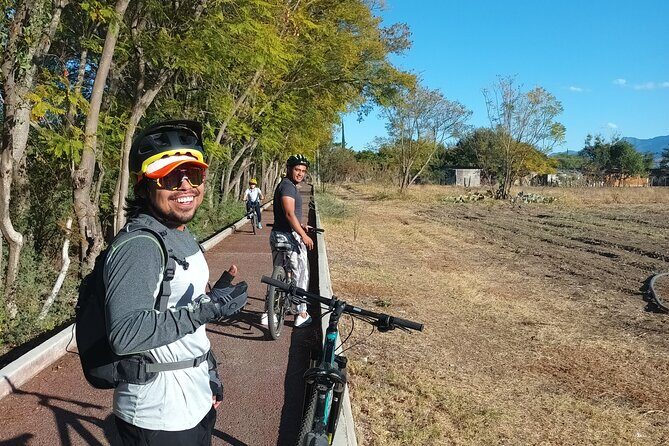 Bike tour to the Tule Tree and the Gastronomic Market - FAQs