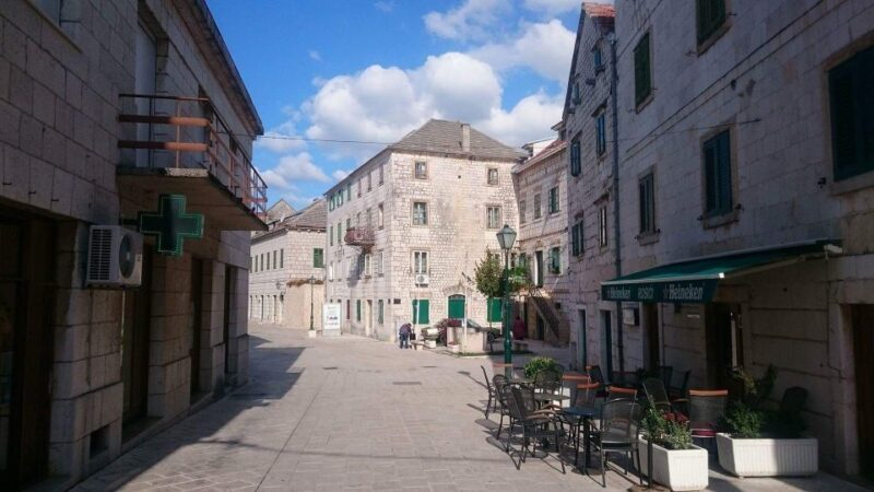 Blue and Red Lake and Wine Tasting - Who Should Consider This Tour?