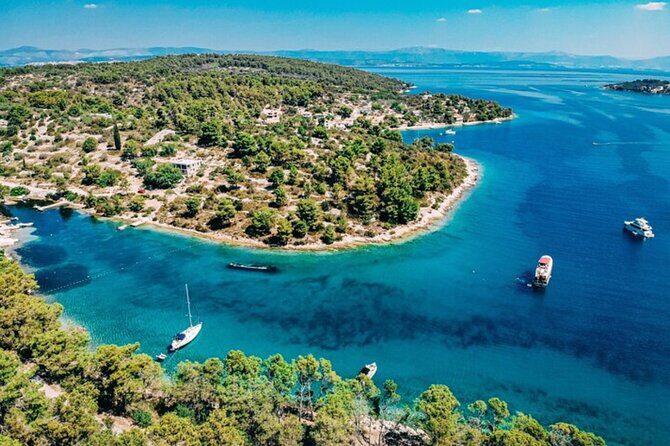 Blue Lagoon, Shipwreck & Maslinica from Split with LUNCH & DRINKS - An Authentic Croatian Sea Adventure: Blue Lagoon, Shipwreck & Maslinica from Split