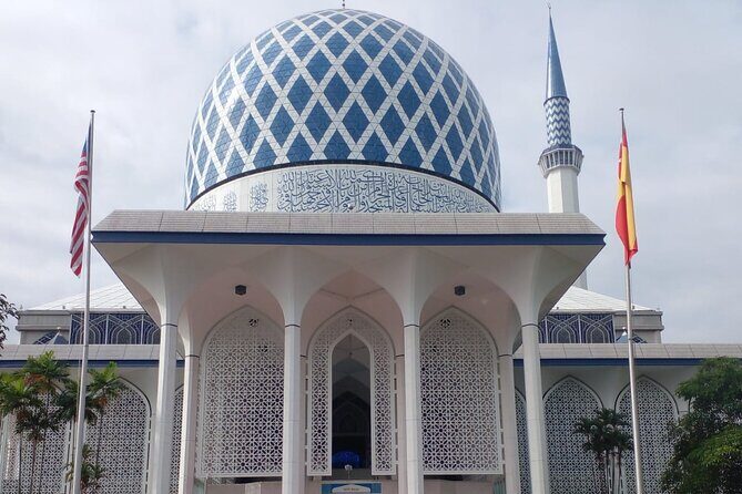 Blue Mosque and Batu Caves Private Tour from Kuala Lumpur - Returning to Kuala Lumpur: City Views and Reflection
