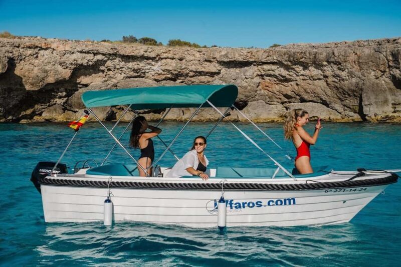 Boat rental in Menorca with no license required. - Key Points
