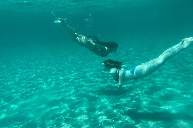 Boat Tour at Devil's Saddle: 4 Swim Stops, Snorkeling & Prosecco - The Boat & Group Size