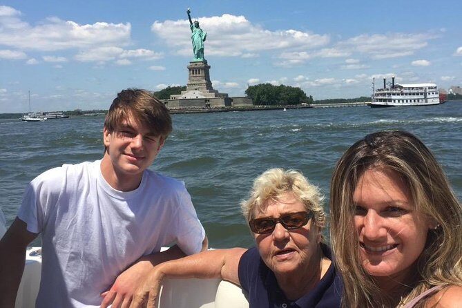 Boat Tour NYC Skyline, Statue of Liberty, Private Yacht Tour - A Closer Look at the Private Yacht Experience in NYC