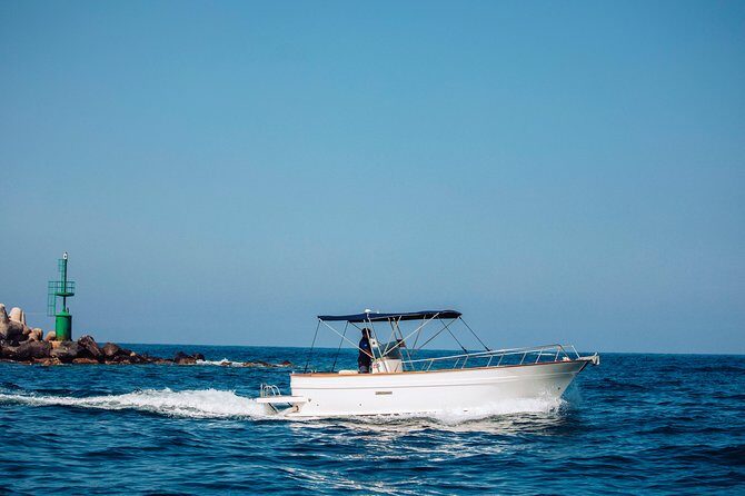 Boat tour of the island of Ischia with goiter 7.50 meters - An In-Depth Look at the Ischia Boat Tour