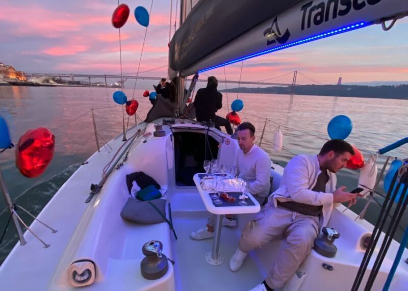 Boat Tour: Sailing into 2026 NYE in Lisbon 3H w/Champagne - An Evening on the Water: What to Expect