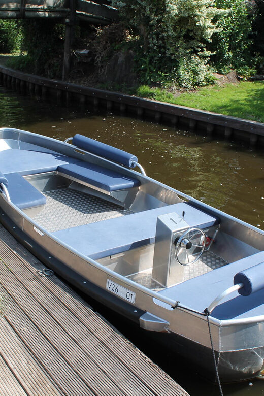 Boatrental 2 Hours 8 Person with Steeringwheel and cushions - An in-depth look at the Giethoorn boat experience
