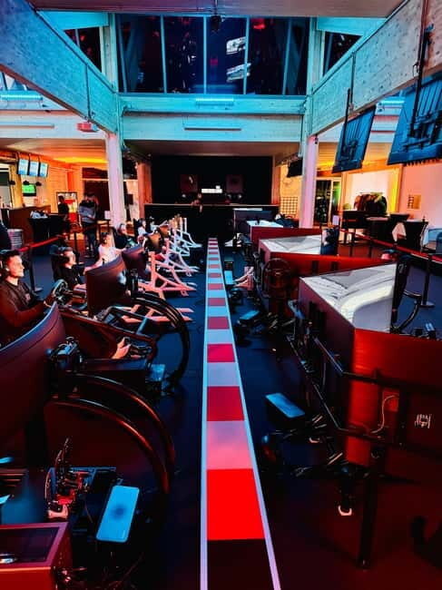 Böblingen: Unique Racing Simulation Experience - Setting the Scene: Modern Motorsport Technology in a Comfortable Lounge