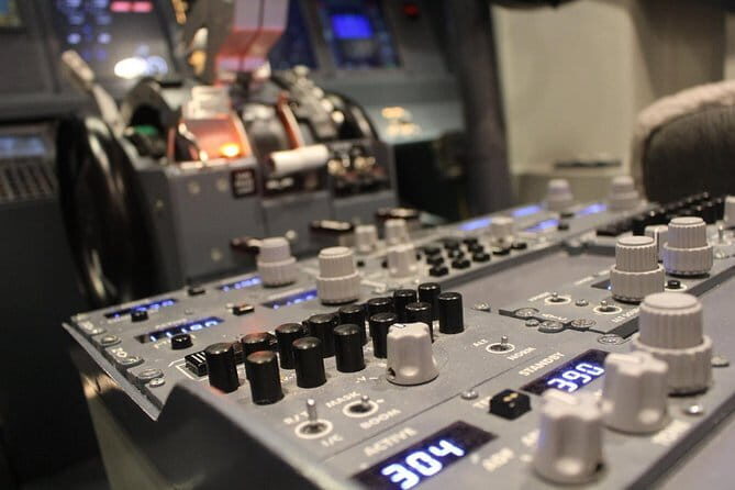 Boeing 737-800 flight simulator session. Scenic Flight - 30 mins - Who Will Love This Tour?