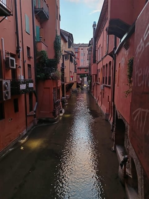 Bologna by night: Food, wine, spritz and fun - Key Points