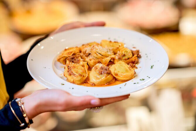 Bologna: Tagliatelle & Ragù Home Cooking Class with wine - Authentic Bologna Cooking Class: Tagliatelle & Ragù with Wine