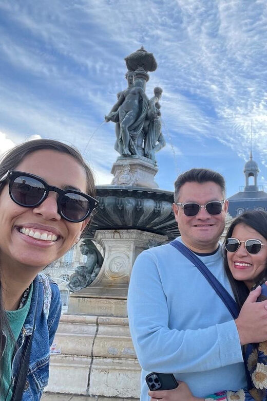 Bordeaux: Small group - Guided Walking Tour - Exploring the City Hall & Main Squares