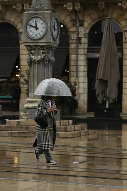 Bordeaux: Wine, Fashion, Art, History & Cuisine Walking Tour - Key Points