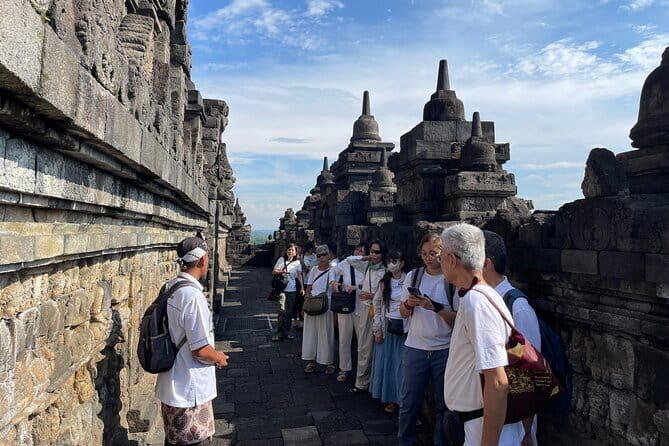 Borobudur Sunrise From Setumbu Hill, Prambanan Tour and Transport - The Sunrise at Setumbu Hill: A Quiet Moment of Awe