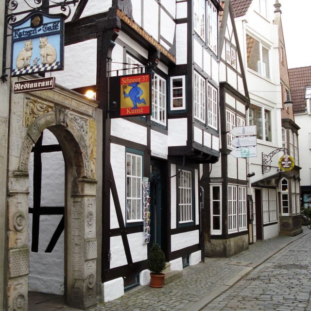 Bremen: Old Town Tour with Costumed Performer & Tour Guide - A Closer Look at the Bremen Old Town Tour