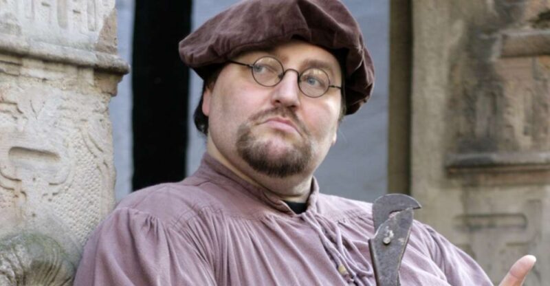 Bremen: Old Town Tour with Costumed Performer & Tour Guide - The Sum Up