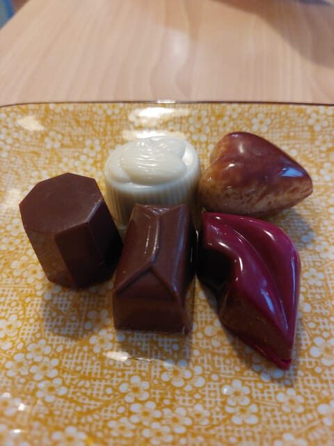 Bruges: Walking Tour with Hot Chocolate & Chocolate Tasting - Key Points