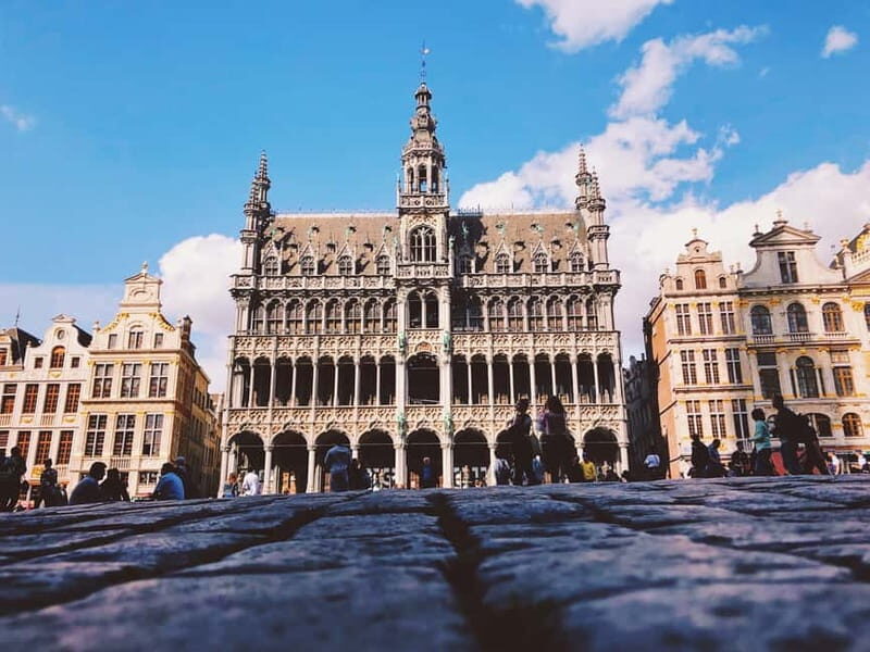 Brussels Highlights: Walking & Bus Tour with Waffle Tasting - Guides & Personal Touches